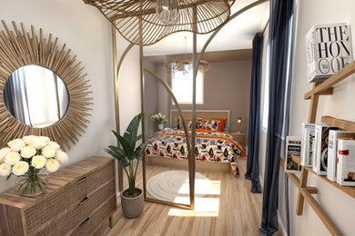Cette photo montre une chambre parentale beige et blanche tendance de taille moyenne avec un mur marron, parquet clair, aucune cheminée, un sol beige et verrière.