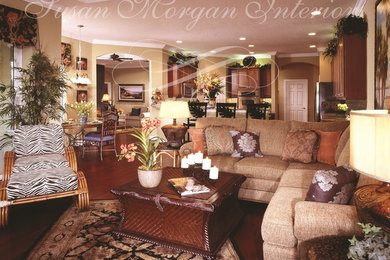 Ejemplo de salón abierto tradicional de tamaño medio con paredes beige y suelo de madera en tonos medios