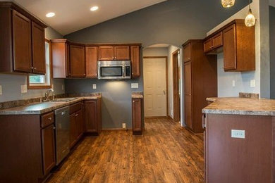 Kitchen - contemporary kitchen idea in Milwaukee