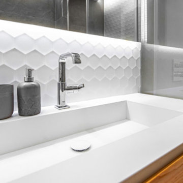 Meuble vasque contemporain avec carrelage texturé à Cannes