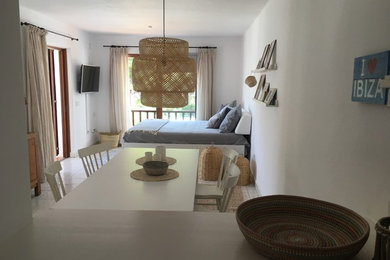 Mittelgroßes, Offenes Mediterranes Wohnzimmer ohne Kamin mit weißer Wandfarbe, TV-Wand, Hausbar, Porzellan-Bodenfliesen und weißem Boden in Sonstige