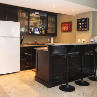 Ejemplo de sótano con ventanas tradicional renovado, pequeño, con paredes verdes, suelo de linóleo y suelo beige