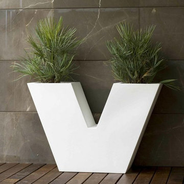 Uve Outdoor Planter
