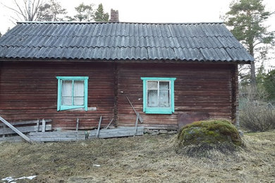 Ejemplo de fachada de casa marrón nórdica pequeña de una planta con tejado a dos aguas y tejado de teja de madera