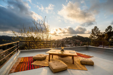 バルセロナにある低価格の広い地中海スタイルのおしゃれな屋上のデッキの写真