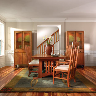 На фото: гостиные-столовые среднего размера в стиле современная классика с бежевыми стенами, темным паркетным полом и коричневым полом без камина