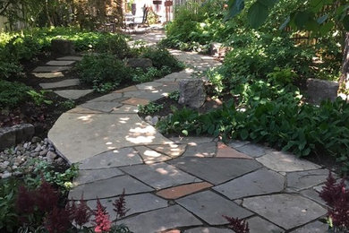 Design ideas for a traditional landscaping in Toronto.
