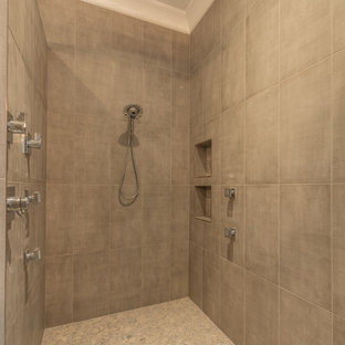 Ispirazione per un'ampia stanza da bagno padronale classica con ante in stile shaker, ante bianche, WC a due pezzi, piastrelle bianche, piastrelle in gres porcellanato, pareti grigie, pavimento in gres porcellanato, lavabo da incasso, top in onice, pavimento grigio, doccia aperta, top grigio e zona vasca/doccia separata