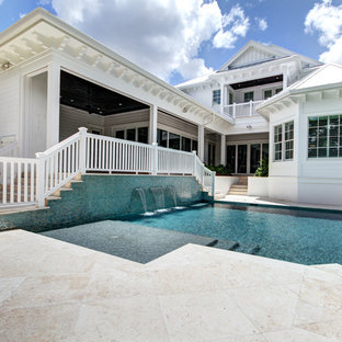 タンパの大きいオーダーメイドビーチスタイルのおしゃれな裏庭プール (タイル敷き) の写真