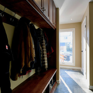 オタワの小さいトラディショナルスタイルのおしゃれなマッドルーム (スレートの床) の写真