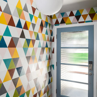 Idéer för små eklektiska foajéer, med flerfärgade väggar, mörkt trägolv, en enkeldörr, glasdörr och brunt golv