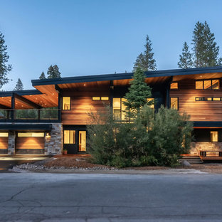 Bild på ett funkis brunt hus, med två våningar och pulpettak