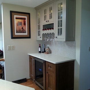 コロンバスの中サイズのトランジショナルスタイルのおしゃれなホームバー (シェーカースタイル扉のキャビネット、中間色木目調キャビネット、クオーツストーンカウンター、グレーのキッチンパネル、セラミックタイルのキッチンパネル、無垢フローリング) の写真