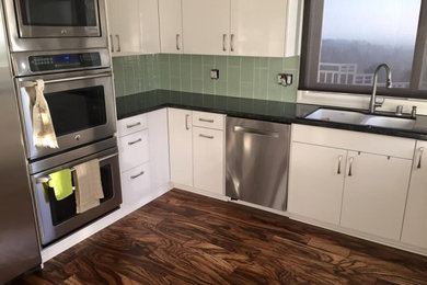 Example of a kitchen design in Orange County