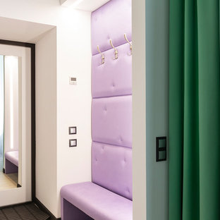 Idéer för små eklektiska ingångspartier, med vita väggar, laminatgolv, en enkeldörr, en vit dörr och grått golv