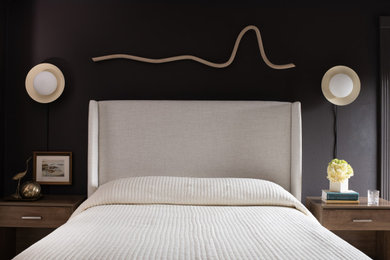 ミネアポリスにある中くらいなトラディショナルスタイルのおしゃれな主寝室 (茶色い壁、カーペット敷き、ベージュの床、白い天井、グレーとブラウン) のインテリア