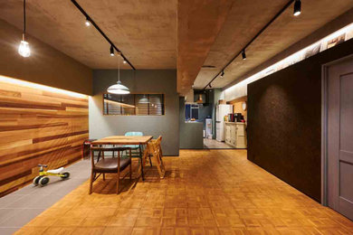 Foto di una sala da pranzo aperta verso il soggiorno scandinava di medie dimensioni con pavimento in legno massello medio e pareti in legno
