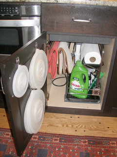 Stash away your paper towels under the sink for more counter space 🙌