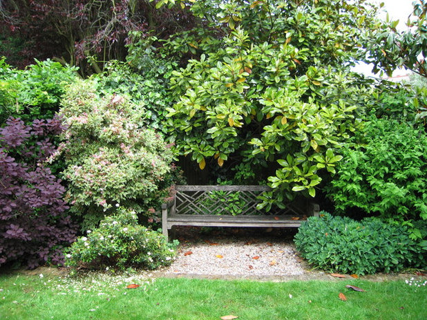 Traditional Garden by Silva Landscapes