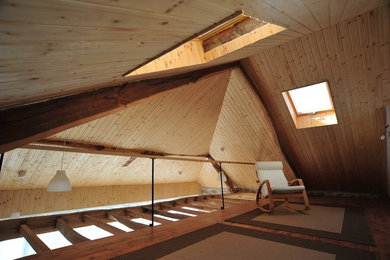 Diseño de estudio clásico renovado de tamaño medio con paredes beige y suelo de madera en tonos medios