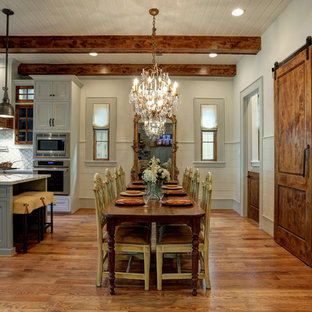 ヒューストンのトラディショナルスタイルのLDKの画像 (ベージュの壁、無垢フローリング、茶色い床)