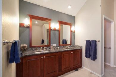 Example of a minimalist bathroom design in Little Rock