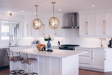 Kitchen - modern kitchen idea in Toronto