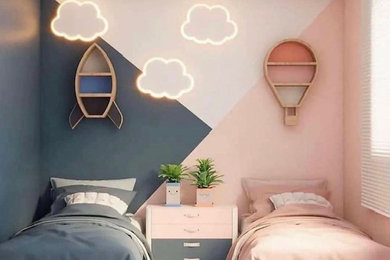 Cette photo montre une petite chambre d'enfant de 4 à 10 ans moderne avec un mur multicolore et un sol blanc.