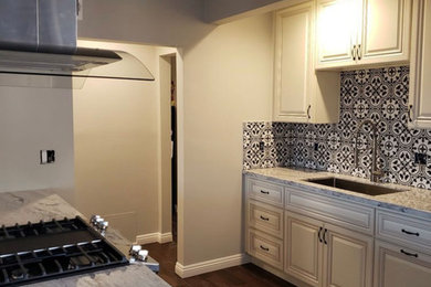 Example of a kitchen design in Los Angeles