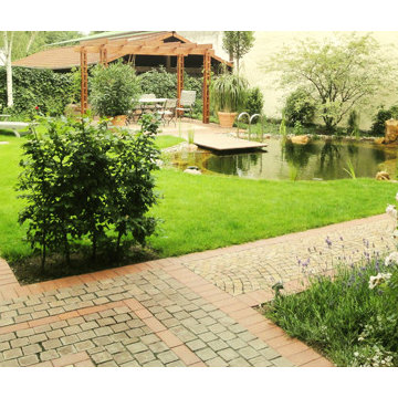 Hausgarten mit Schwimmteich