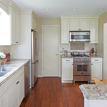 Traditional Condo Kitchen in Schaumburg, IL