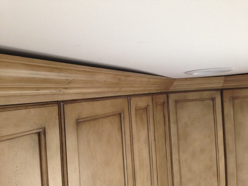 Ceiling And Kitchen Crown Molding, How To Cover Gap Between Cabinet And Ceiling