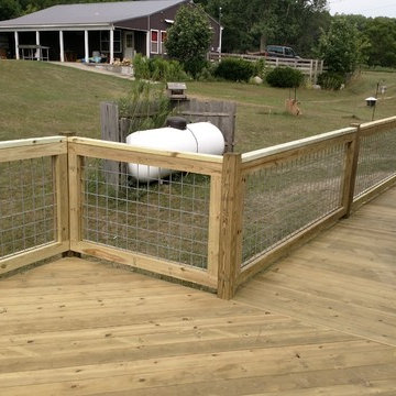 Deck with hog fence railing