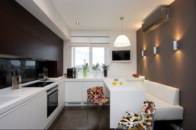 Кухня в современном стиле, фасады Аполло эмаль + Примавера S012, столешница белы