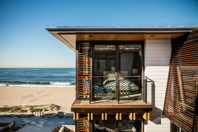 Example of a beach style home design design in Los Angeles