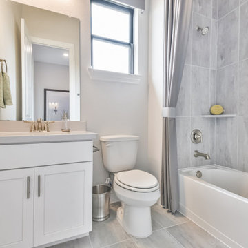 Houston, Texas | Rosehill Reserve - Premier Oleander Secondary Bathroom