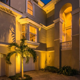 Mittelgroßes, Drei- oder mehrstöckiges, Beigefarbenes Modernes Einfamilienhaus mit Putzfassade, Walmdach und Ziegeldach in Tampa