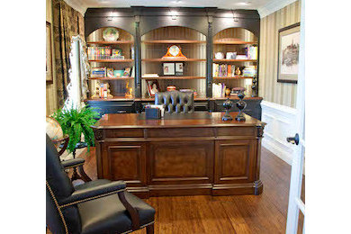 Foto de despacho tradicional con suelo de madera en tonos medios