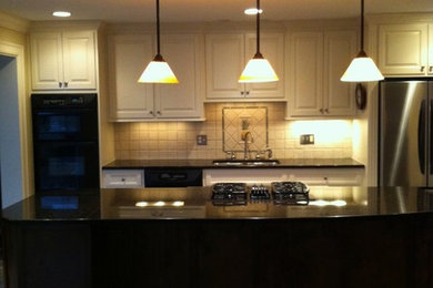 Elegant kitchen photo in Columbus