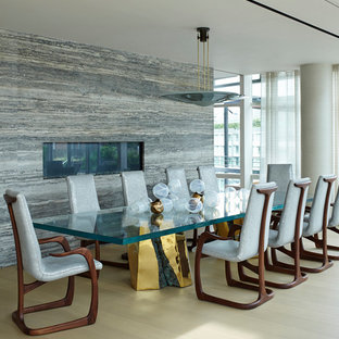 Offenes Modernes Esszimmer mit bunten Wänden, Gaskamin, Kaminsims aus Stein und beigem Boden in New York