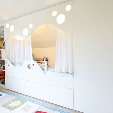 Kinderzimmer: integriertes Bett mit Einbauschrank