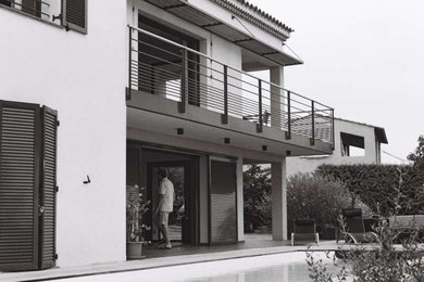 Inspiration pour un couloir de nage avant minimaliste de taille moyenne et rectangle avec une terrasse en bois.