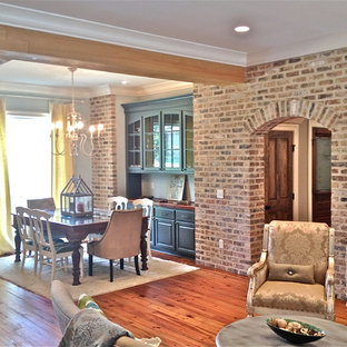 ジャクソンの中サイズのラスティックスタイルのLDKの画像 (ベージュの壁、無垢フローリング、暖炉なし、茶色い床)