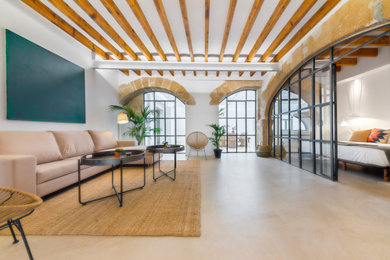 Imagen de sala de estar abierta urbana con suelo beige y suelo de baldosas de cerámica