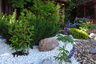 На фото: солнечный, весенний участок и сад на боковом дворе в средиземноморском стиле с хорошей освещенностью с