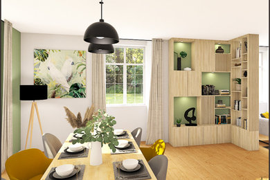 Cette photo montre une rideau de salle à manger scandinave de taille moyenne avec un mur vert, parquet clair et un sol beige.