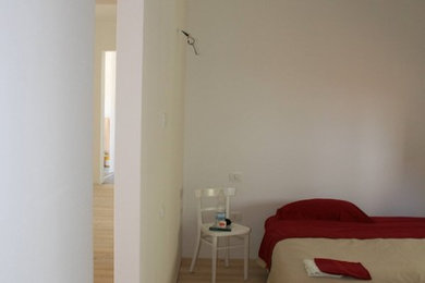 Стильный дизайн: маленькая гостевая спальня (комната для гостей) в современном стиле с белыми стенами и светлым паркетным полом для на участке и в саду - последний тренд