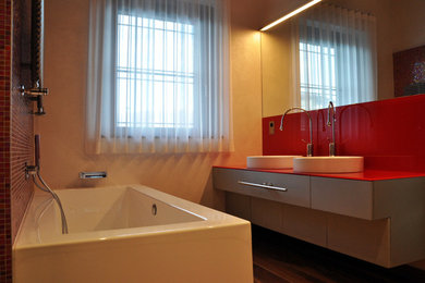 This is an example of a contemporary bathroom in Milan.