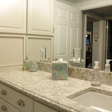 Starmark Bath - Maple Breckenridge in Macadamia