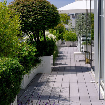 Begrünte Penthouse Dachterrasse mit grauem Premium WPC Terrassenbelag
